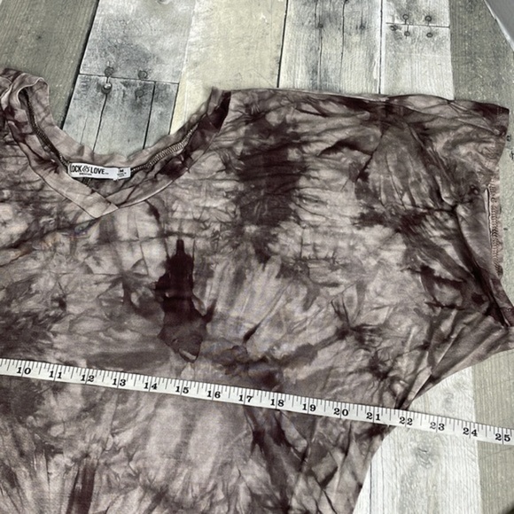 LOCK & Love short sleeve v-neck tee shirt.  Tapered fit. Super soft. Size medium - Picture 6 of 11